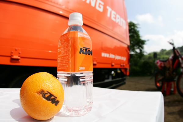 おまけ画像。KTM試乗会で配られたオレンジと水。手が込んでます！