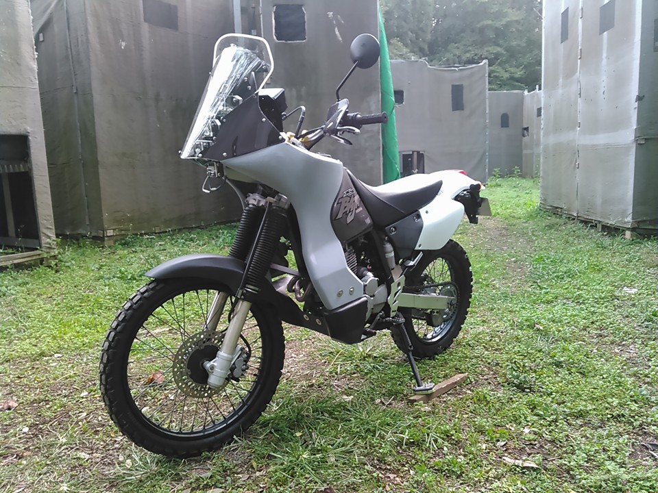 マイクロものづくりが ダートバイクの世界に Xrラリーレイドキットがカッコイイ Dirtsports Dirtsports