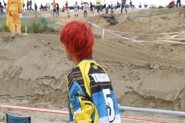 前回本誌のウラバトルで紹介した、IBライダーの勝山聖選手。前回の広島大会ではブルーアッシュのヘアカラーだったんですが、なんと今回は真っ赤に染まっていました。（いきなりすぎてピンボケすいません）