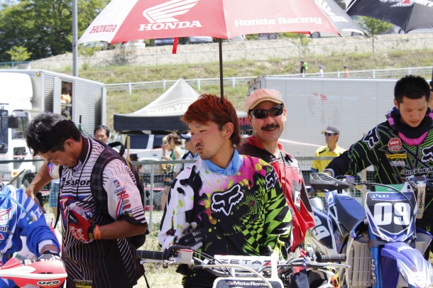 ナイス！　スタートゲートでキス顔するライダーは片倉久斗選手だけですよ！w　ちなみに誰にキス顔しているかというと…