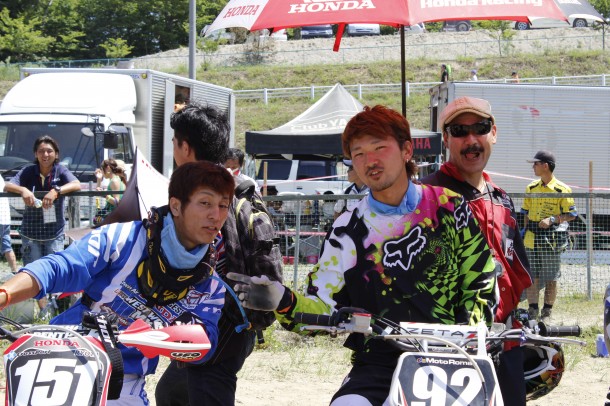  なんとまさかのT.E.SPORTに所属している黒沢良太選手でした！　それにしても片倉選手のお父さんは”スーパーマリオ”に似てますねぇ〜