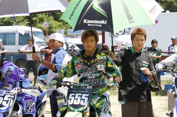3秒だけ真剣な表情をしてくれた加藤吏一選手！　イケ様や〜w　それにしても隣にいる岡田涼はタイヤードなのか？w