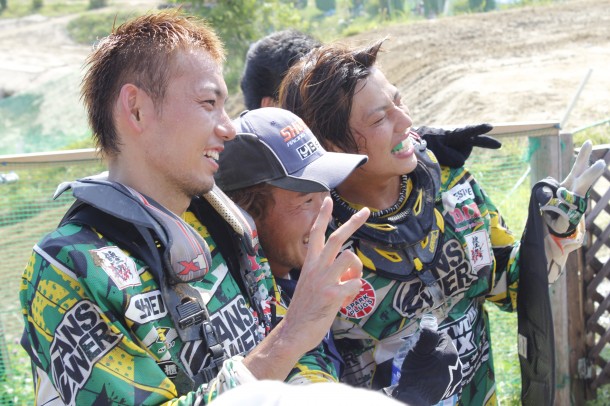  最後を締めくくるのは加藤吏一選手、星野裕選手、ショーワさんの喜びの様子。みんなが一丸となっている様子が伝わってきました！