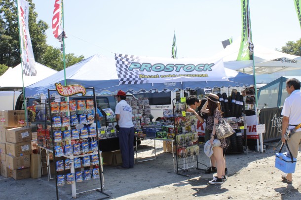 こちらは多くのダイキャストを販売しているPRO STOCKさん。みんな珍しいオモチャには大注目(≧∇≦)
