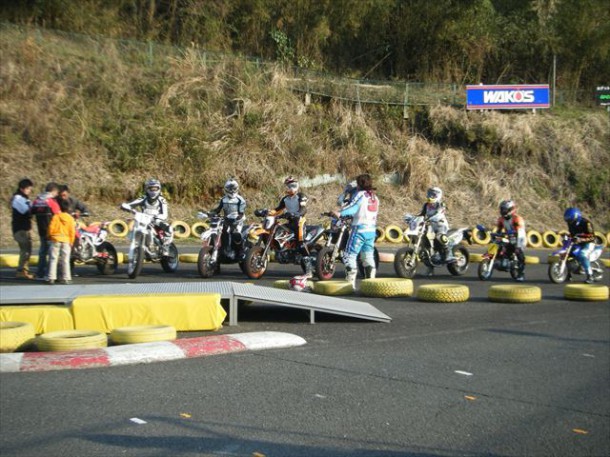写真はNAKAIモトカップ2014第1戦終了後、S1PROライダー青木優治選手が参加者を対象に急遽スクールを開催。中井インターサーキットは全長400mのコンパクトなコースだが非常に練習になるコースだ