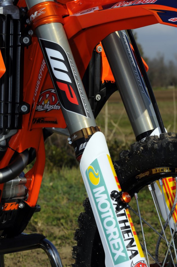 102906_18_003_KTM15_bike_details_1024