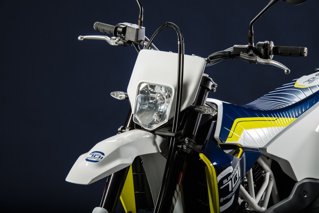 100021_Husqvarna_701_Supermoto_detail_front_1024