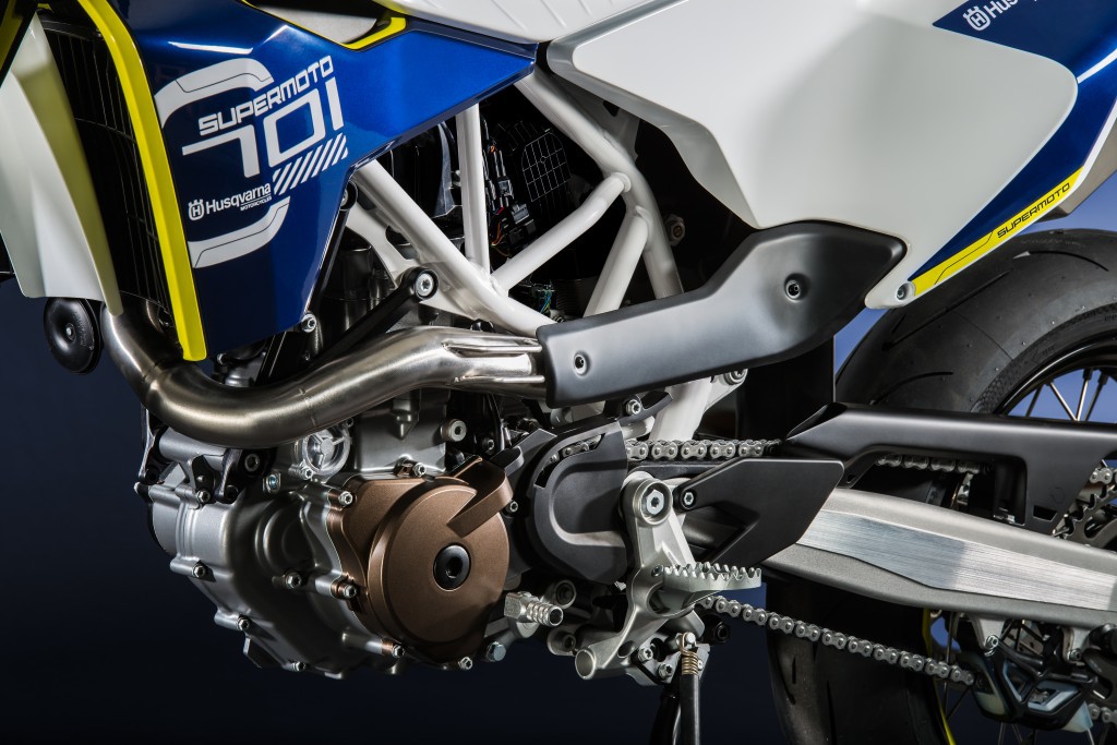 100022_Husqvarna_701_Supermoto_detail_left_1024