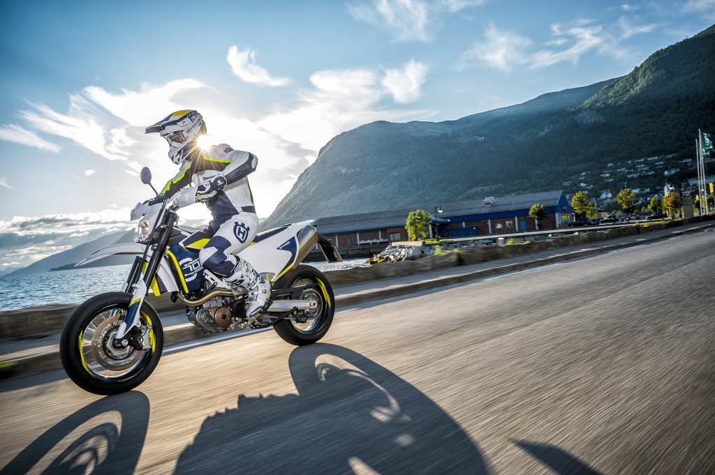 117155_701_SUPERMOTO_2016_Action_1024