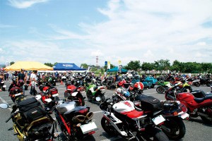 来場者のバイクがズラリと並んでいる姿も圧巻です。普段中々見ることのできないレアなバイクもあるかもしれませんね♪
